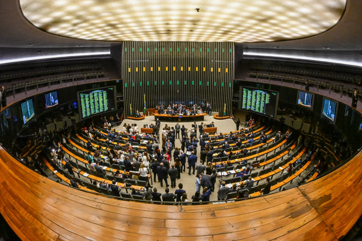 Câmara aprova PLP dos Combustíveis com isenção para terras raras e Copa do Mundo Feminina