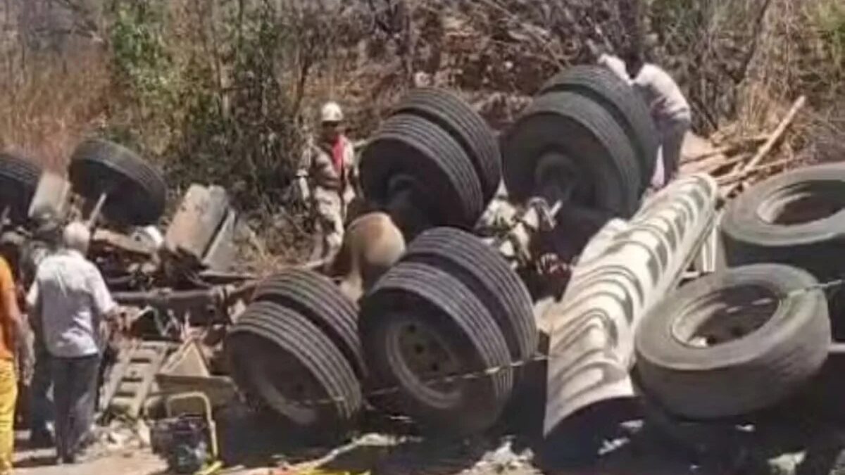 Caminhão tomba em Monsenhor Tabosa e provoca morte de três pessoas no Ceará