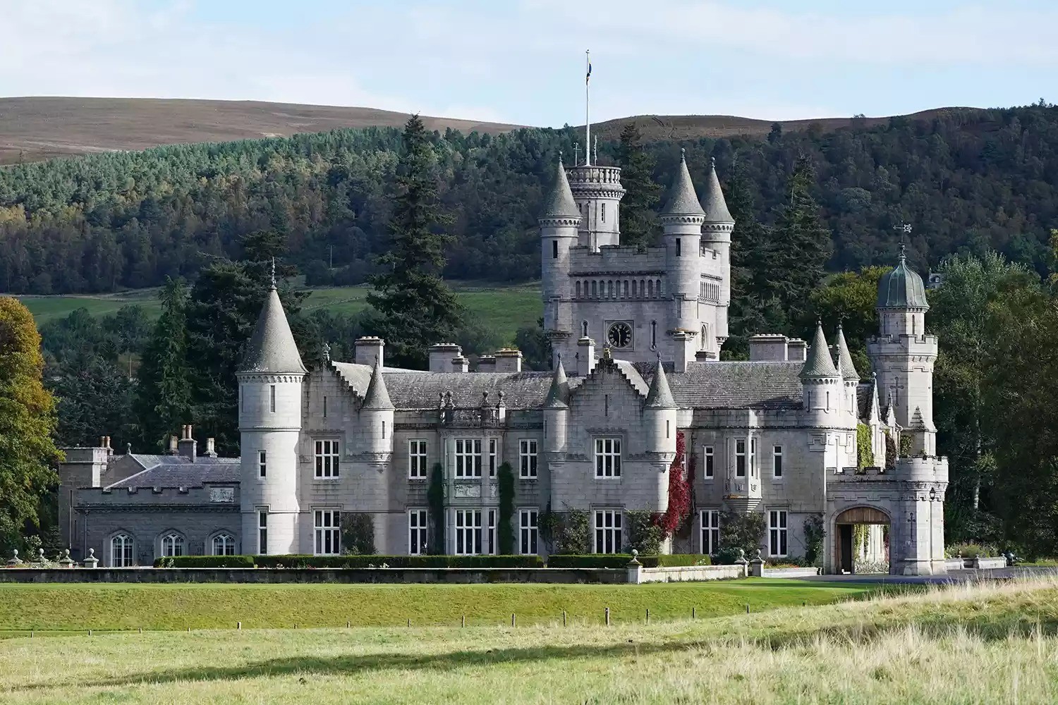 Castelo de Balmoral fecha para visitas e inicia verão da Família Real britânica
