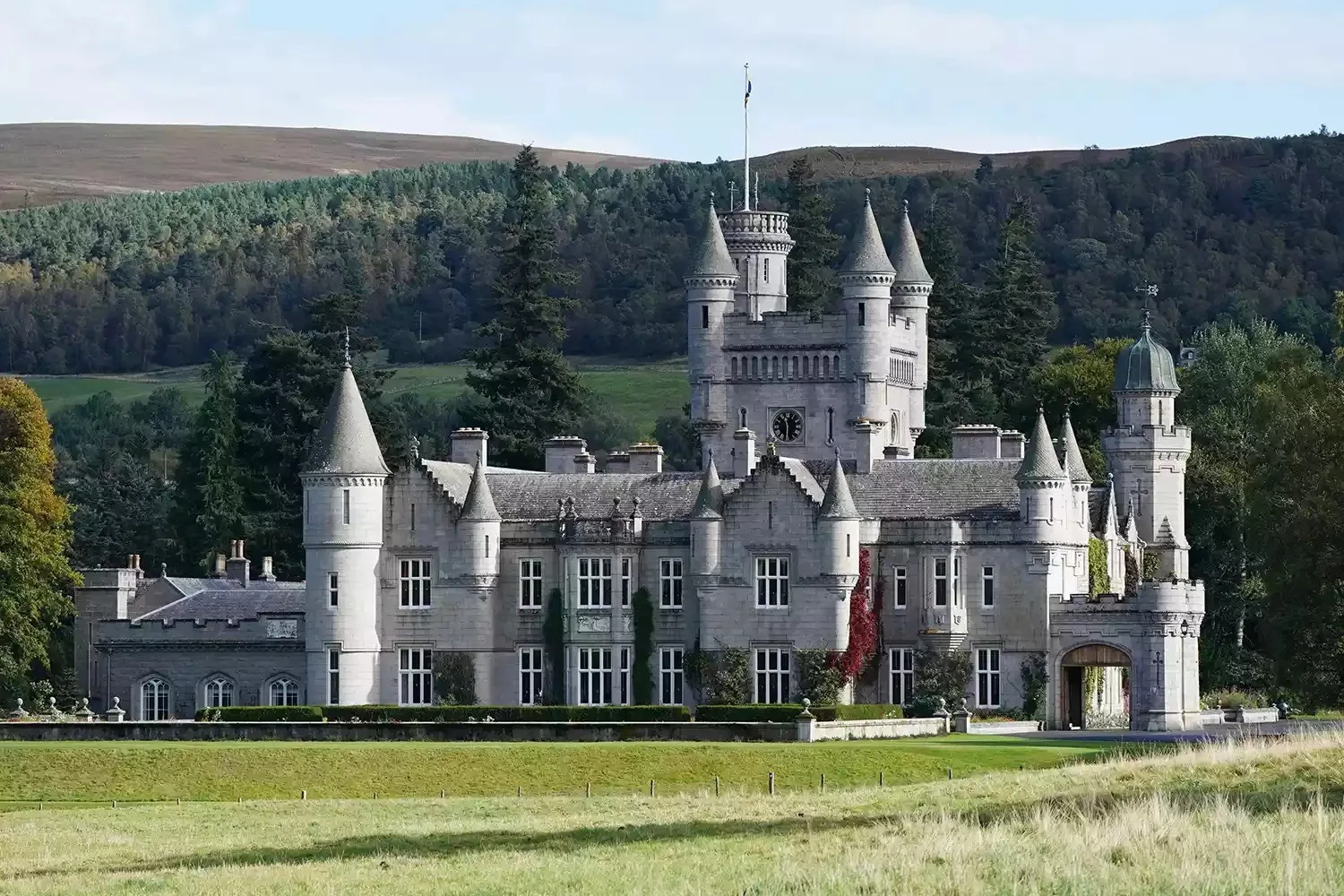 Castelo de Balmoral fecha para visitas e inicia verão da Família Real britânica