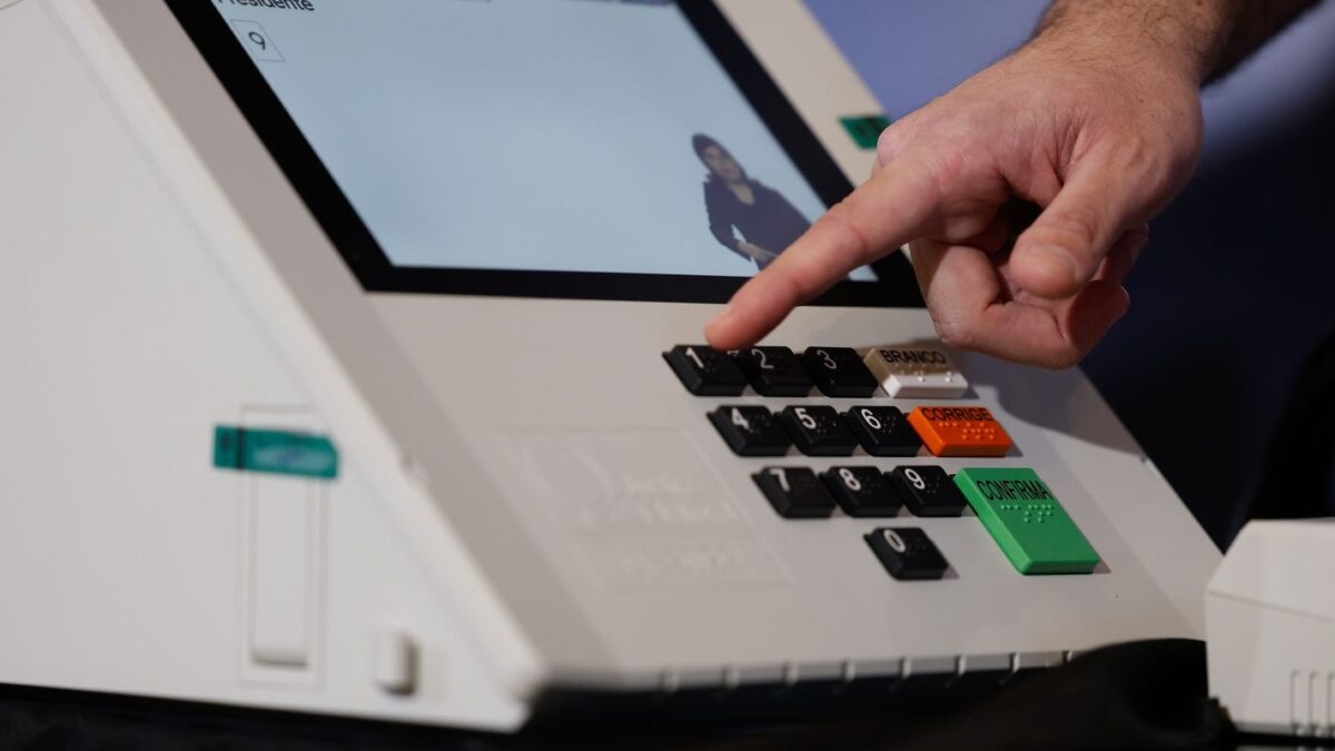 Cerimônia de assinatura digital garante segurança dos sistemas eleitorais no Brasil