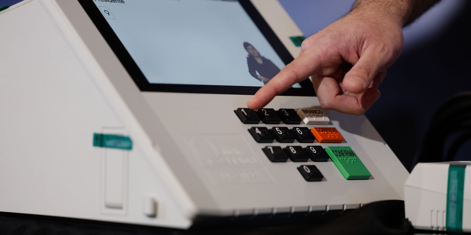 Cerimônia de assinatura digital garante segurança dos sistemas eleitorais no Brasil