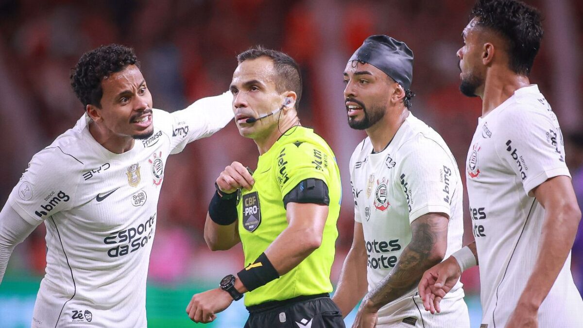Corinthians critica arbitragem após derrota e denuncia pênalti não marcado em Bidu