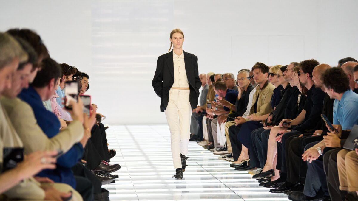 Costanza Pascolato analisa a volta da calça skinny na coleção da Prada em Milão
