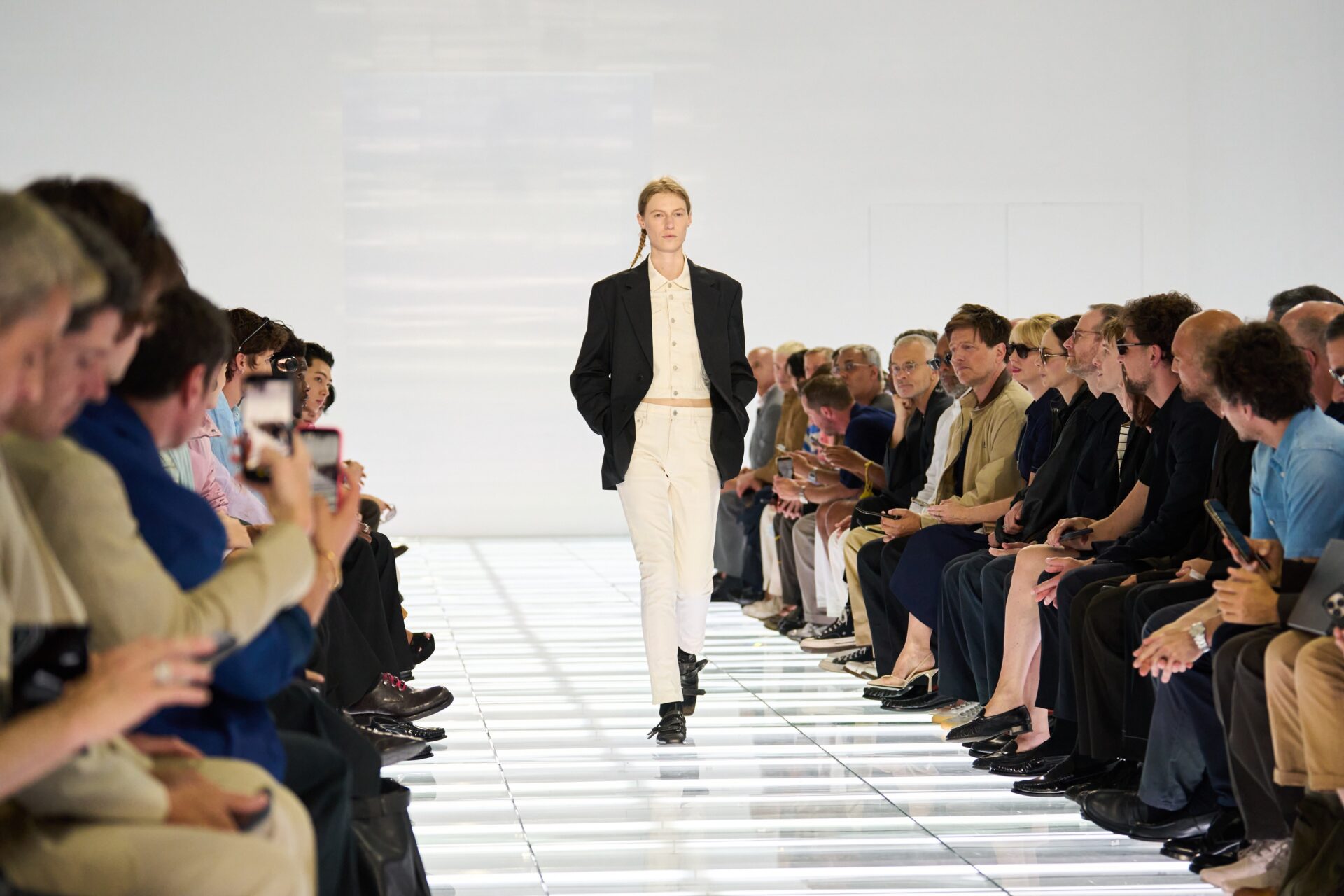 Costanza Pascolato analisa a volta da calça skinny na coleção da Prada em Milão