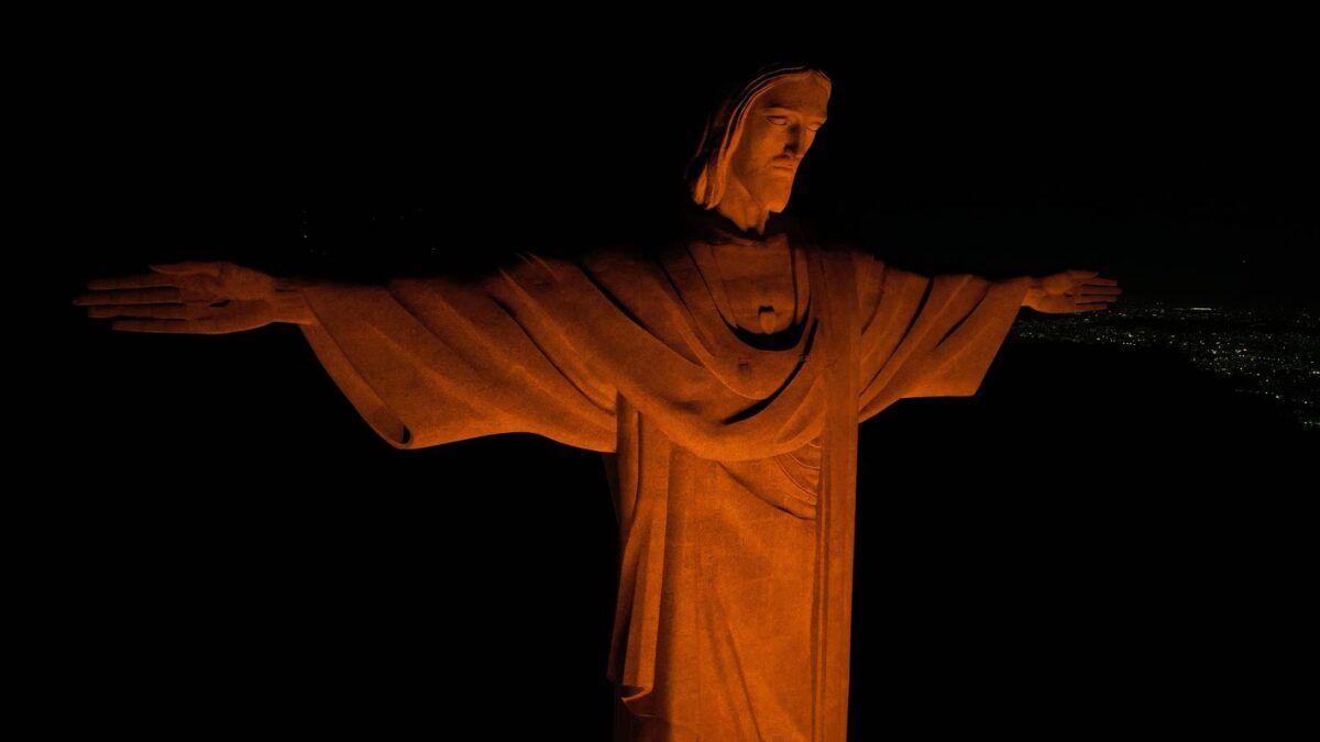 Cristo Redentor ilumina-se de laranja em alerta contra o feminicídio no RJ