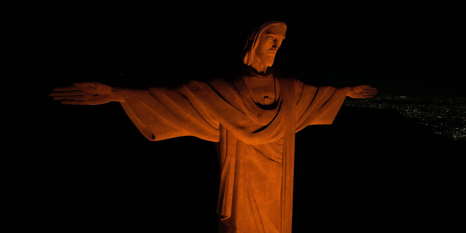 Cristo Redentor ilumina-se de laranja em alerta contra o feminicídio no RJ