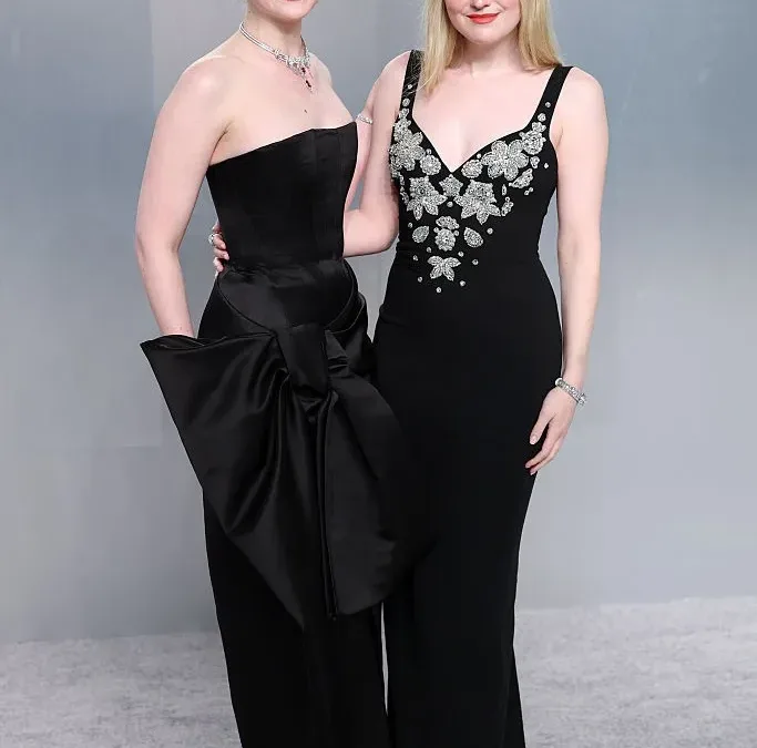Dakota Fanning conta sobre "briga entre irmãs" com Elle nos bastidores de filme