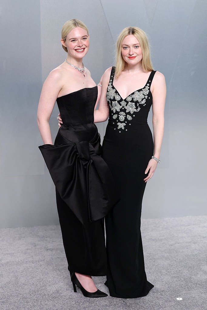 Dakota Fanning conta sobre "briga entre irmãs" com Elle nos bastidores de filme