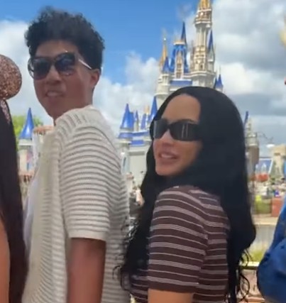 Demi Lovato se diverte com elenco de 'Camp Rock 3' em visita à Disneylândia