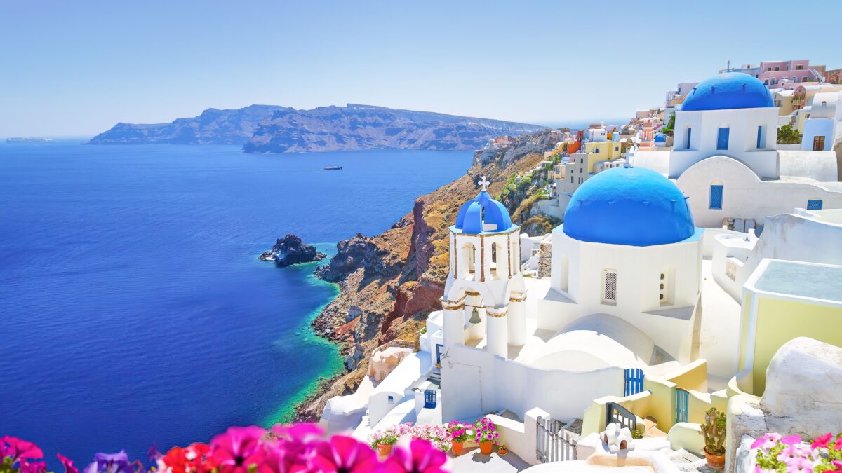 Descubra o Egeu: roteiro imperdível pelas ilhas Mykonos, Santorini, Paros, Naxos e Milos.