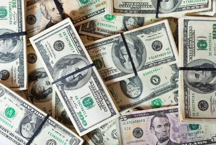 Dólar inicia semana próximo de R$ 5,10 com alta do petróleo e foco no Boletim Focus