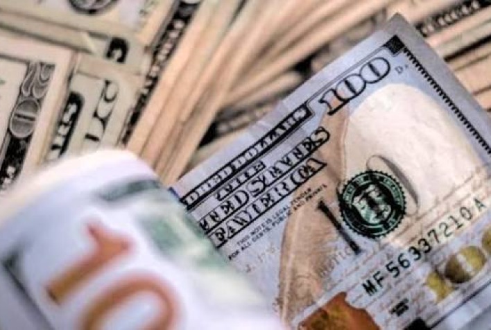 Dólar se mantém próximo de R$ 5,19 enquanto investidores monitoram varejo dos EUA e tensões comerciais