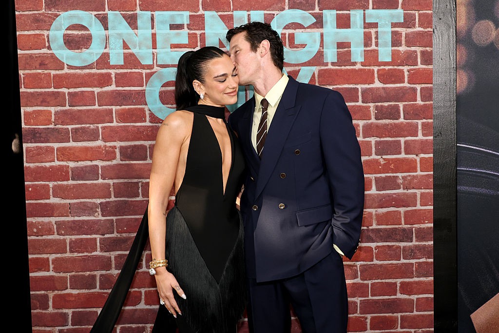 Dua Lipa e Callum Turner brilham em estreia após casamento em Nova York
