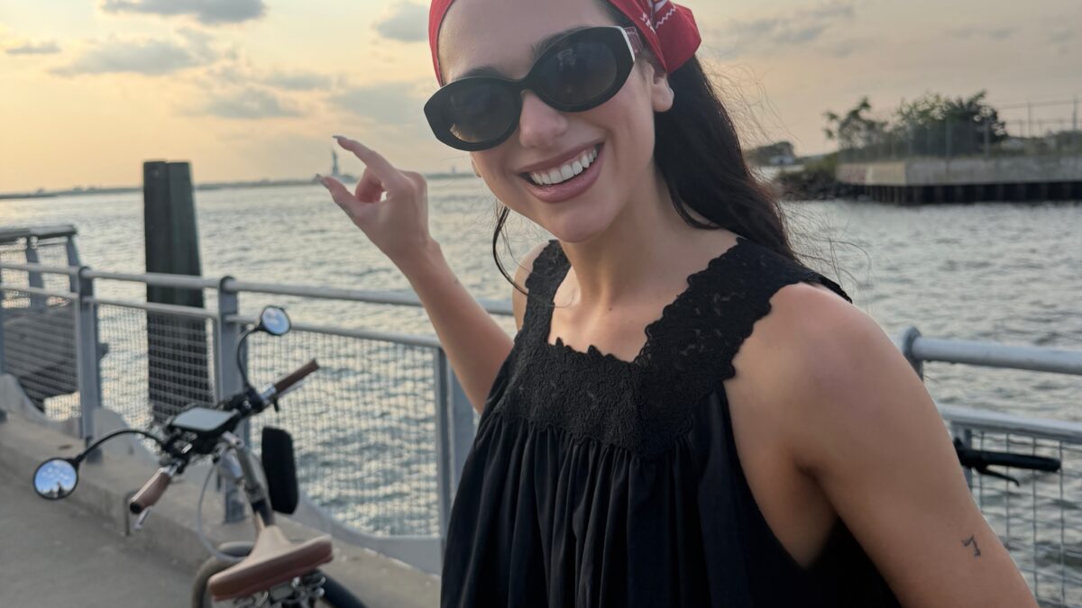 Dua Lipa pedala em Nova York e compara calor a esporte olímpico