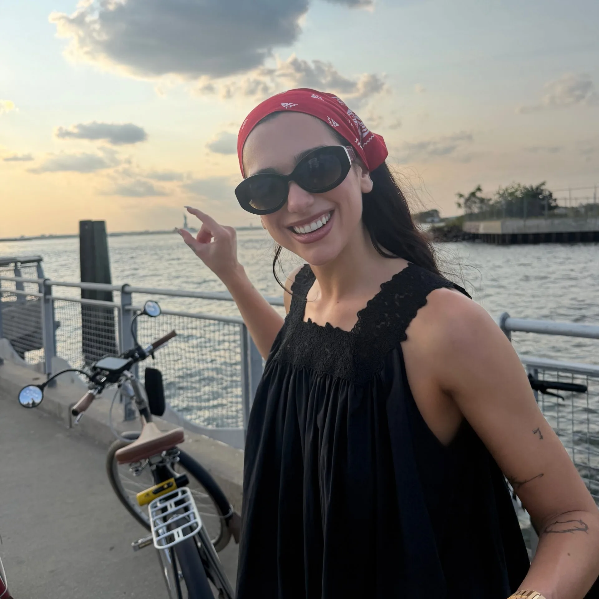 Dua Lipa pedala em Nova York e compara calor a esporte olímpico