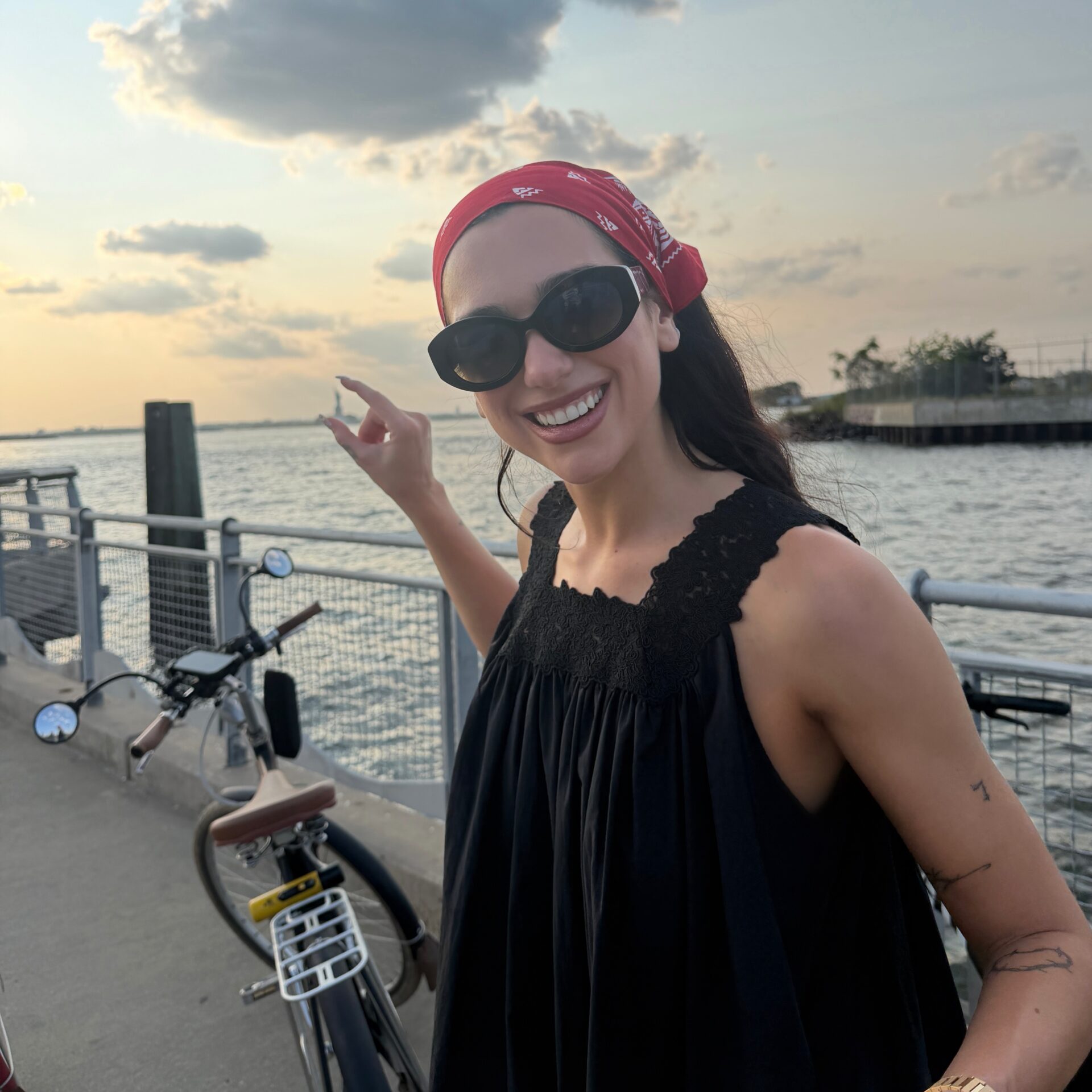 Dua Lipa pedala em Nova York e compara calor a esporte olímpico