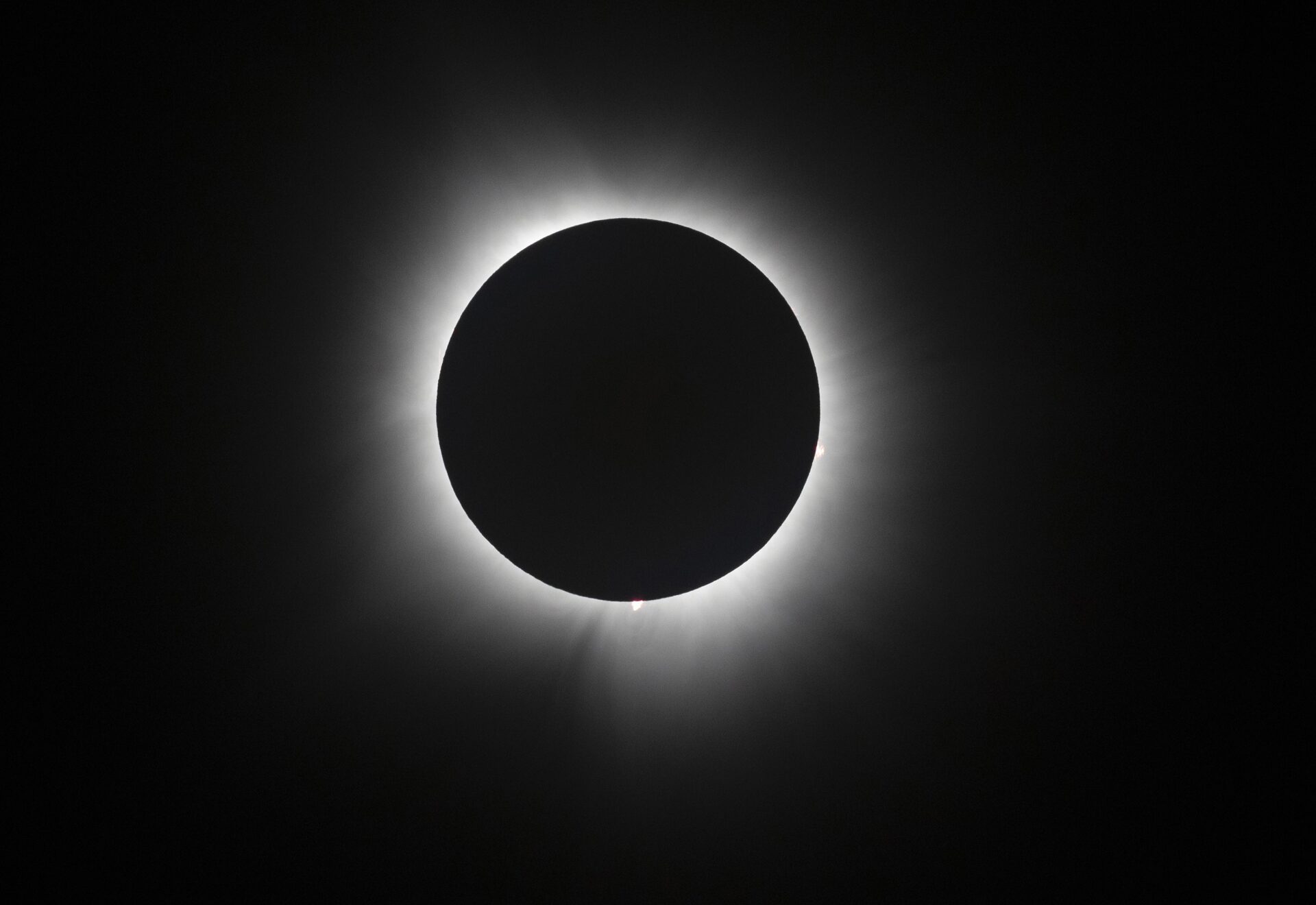 Eclipse solar total eleva preços de hotéis na Islândia e na Espanha acima de 140%