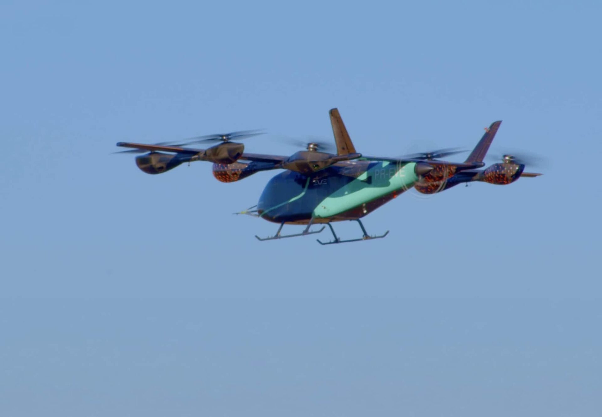 Embraer avança em mobilidade aérea com teste bem-sucedido de carro voador