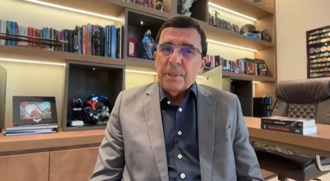 Ex-comandante da FAB classifica acusação de Flávio Bolsonaro como leviandade