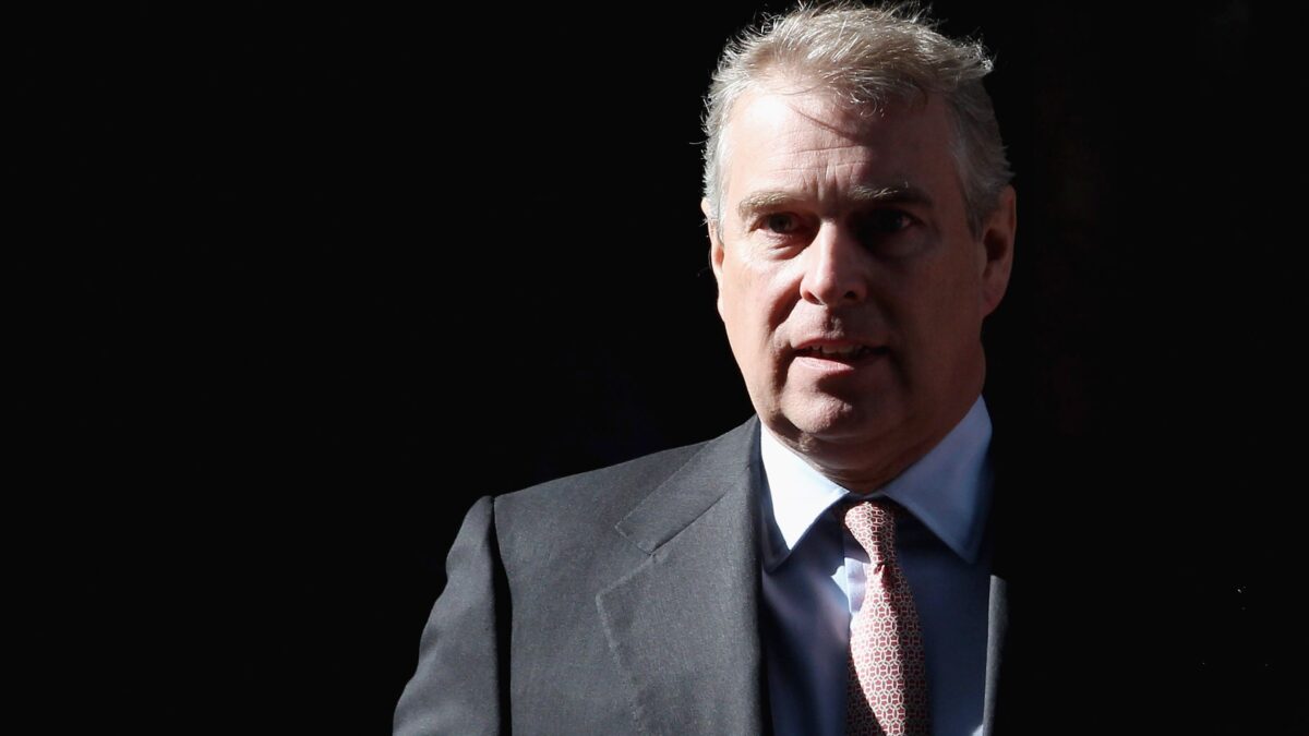 Ex-príncipe Andrew terá funeral real mesmo após perder títulos, diz imprensa britânica