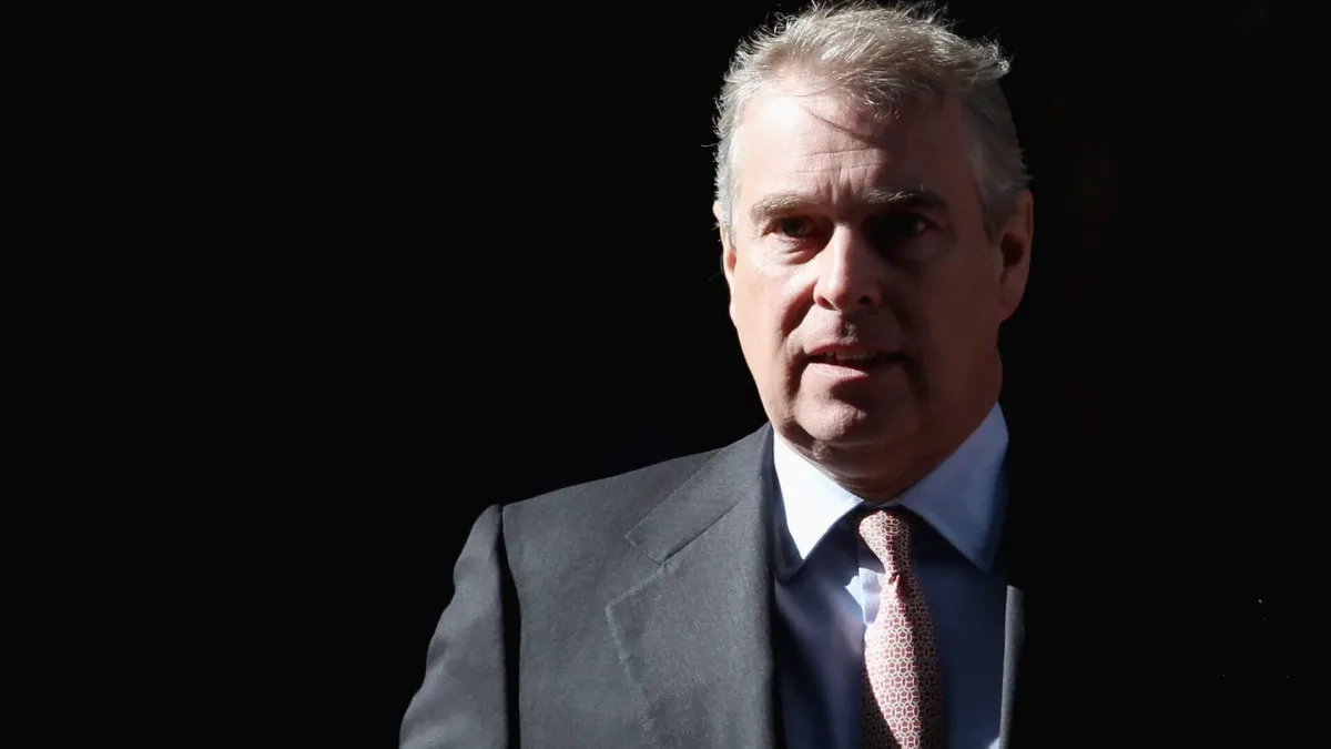 Ex-príncipe Andrew terá funeral real mesmo após perder títulos, diz imprensa britânica