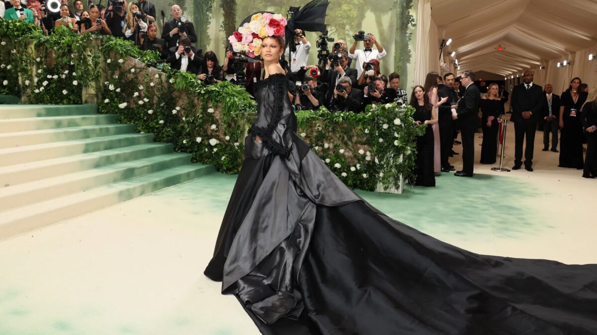 Exposição "John Galliano: Horizontes" no Costume Institute destaca trajetória do estilista