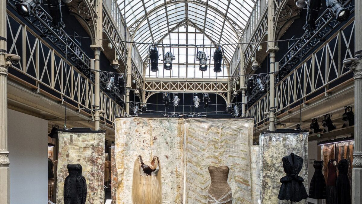 Exposição na França revela a profunda conexão de Azzedine Alaïa com a África