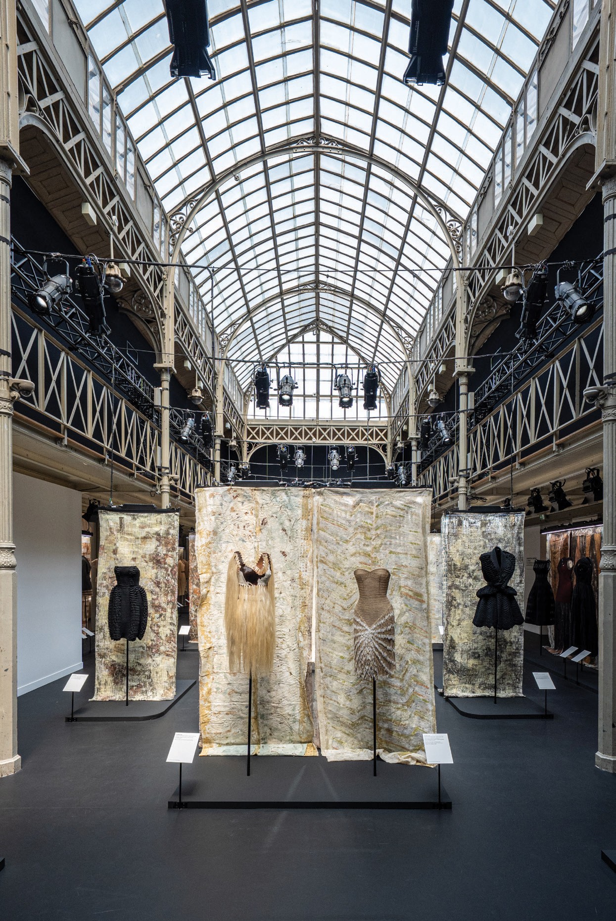 Exposição na França revela a profunda conexão de Azzedine Alaïa com a África