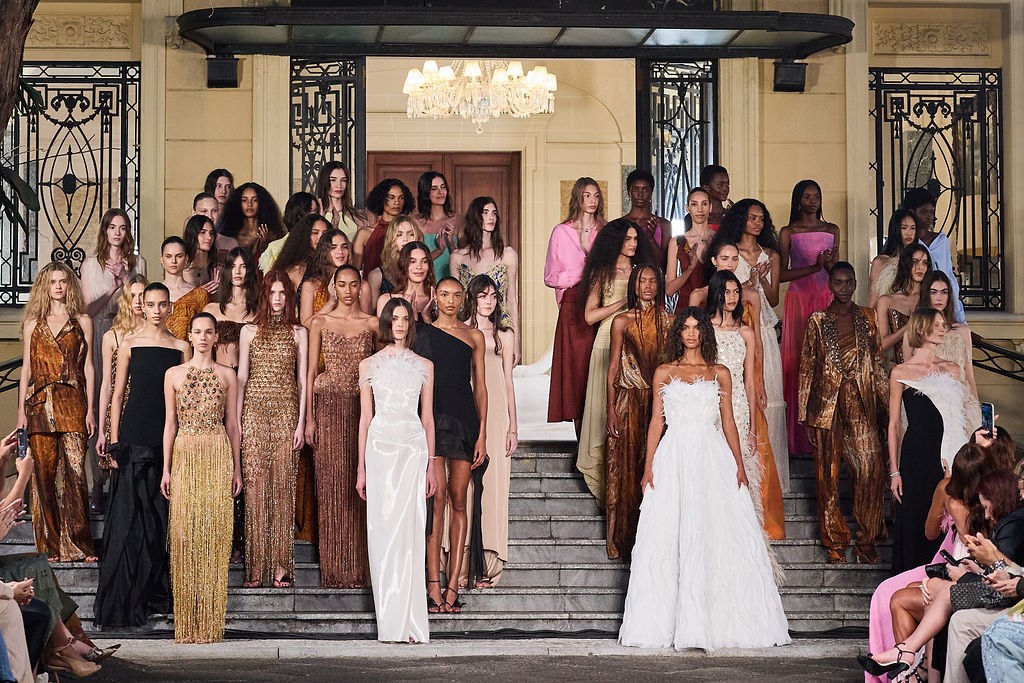 Fabiana Milazzo celebra 25 anos de carreira com desfile inspirado em Tom Jobim