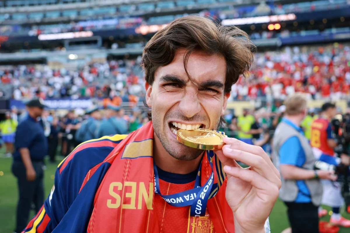 Ferran Torres falta a treino do Barcelona e aguarda transferência para o PSG