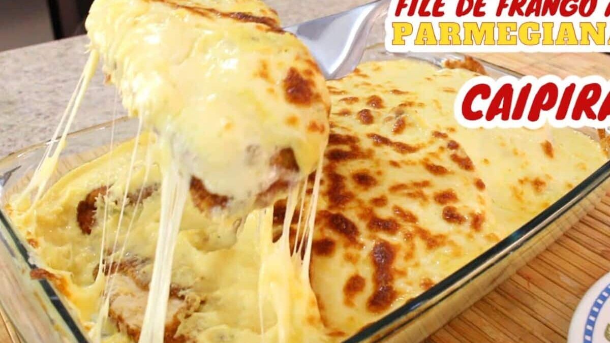 Filé de frango à parmegiana caipira com creme de milho e queijo derretido