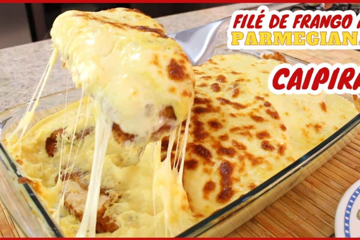 Filé de frango à parmegiana caipira com creme de milho e queijo derretido