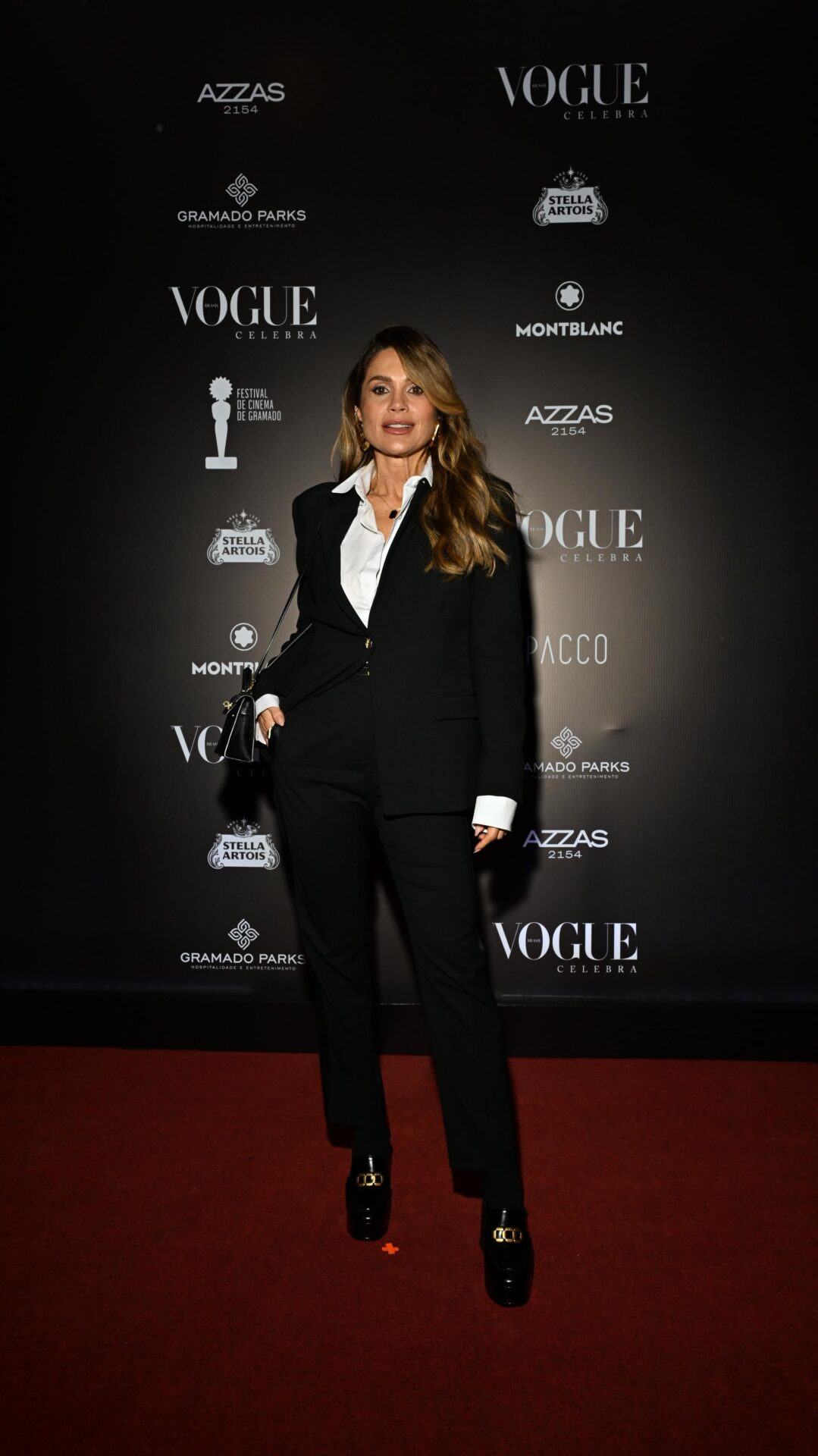 Flávia Alessandra retorna ao Festival Vogue Celebra com terninho desconstruído