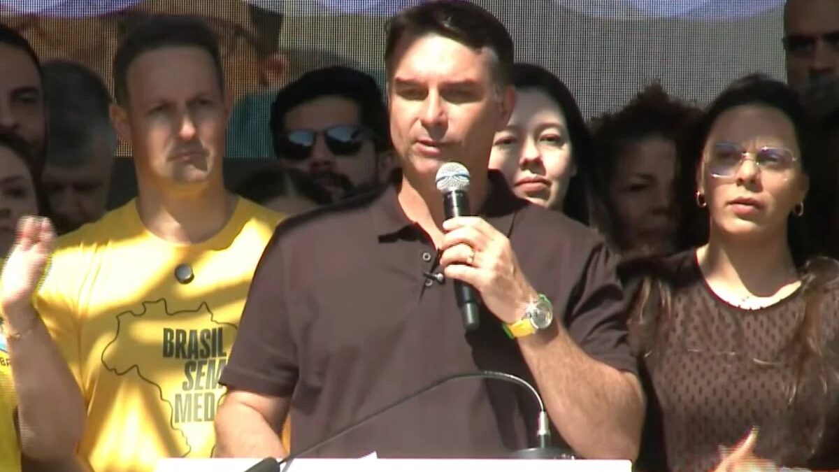 Flávio Bolsonaro critica Lula e promete colocar Brasil entre as 7 maiores economias