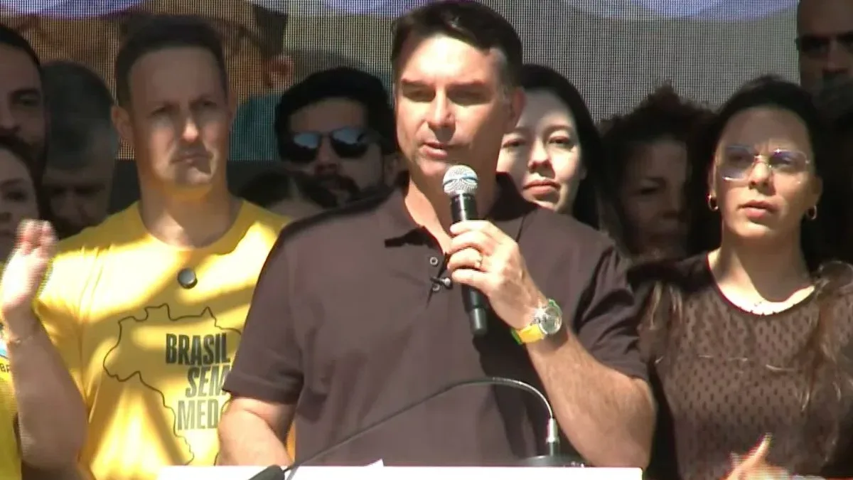 Flávio Bolsonaro critica Lula e promete colocar Brasil entre as 7 maiores economias