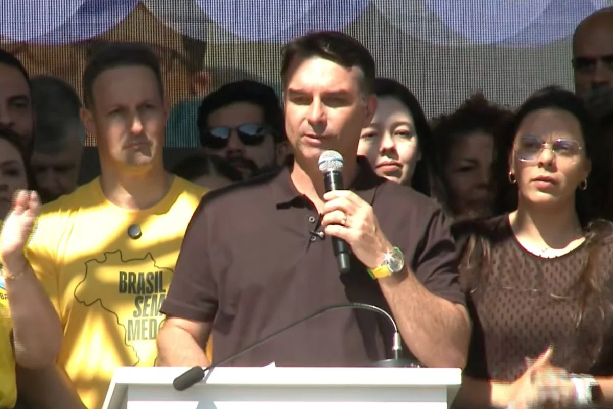 Flávio Bolsonaro critica Lula e promete colocar Brasil entre as 7 maiores economias