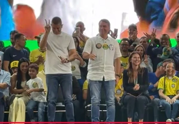 Flávio Bolsonaro radicaliza discurso sobre segurança em ato no Rio de Janeiro