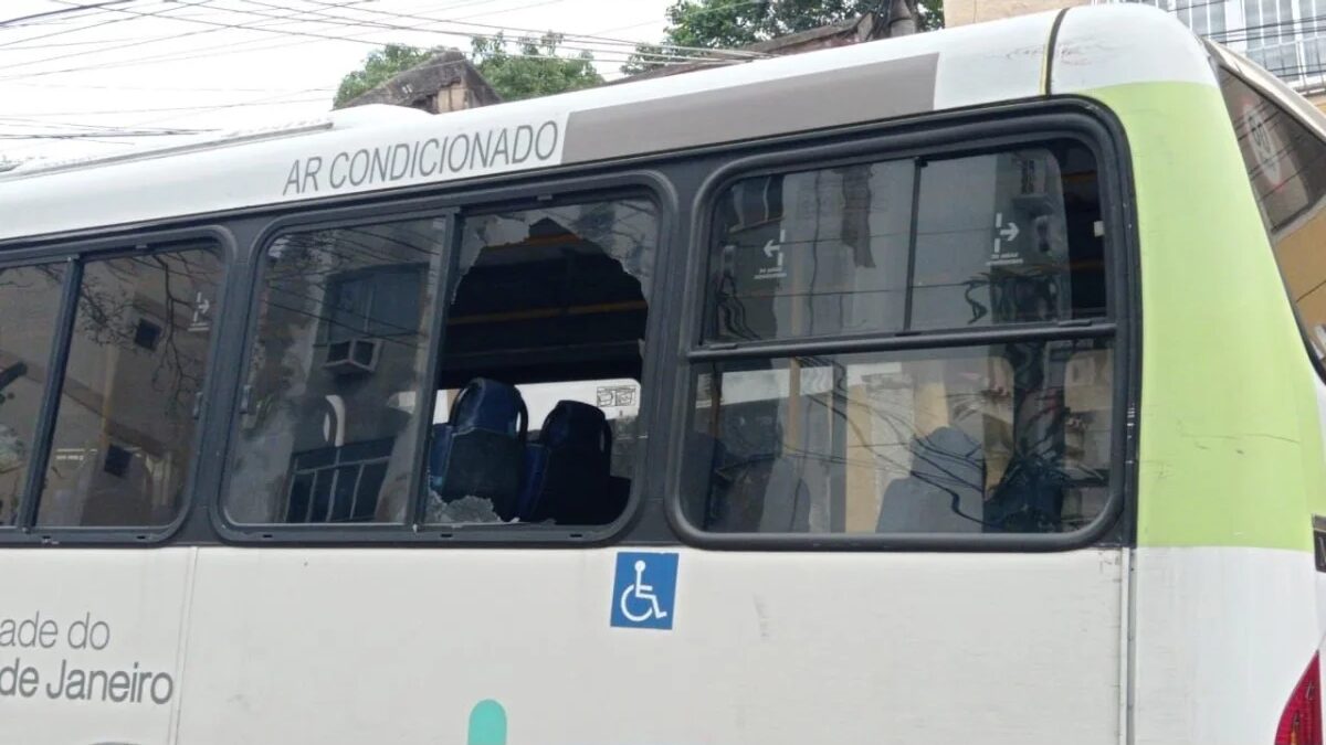 Fonoaudióloga é baleada no pescoço durante tiroteio em ônibus no Rio e está em estado grave