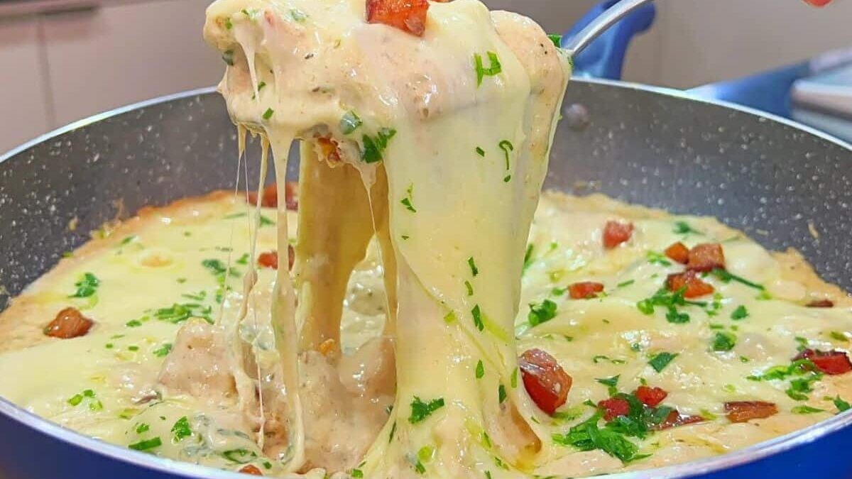 Frango com creme de bacon e queijo: receita rápida e econômica para o dia a dia