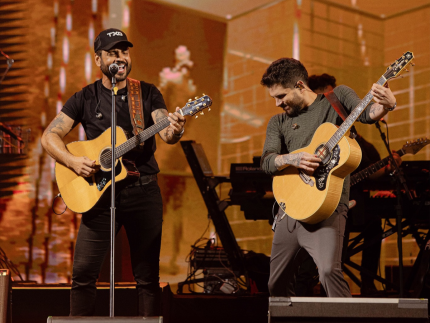 Fred e Fabrício emocionam público ao acolher mãe enlutada em show em MS