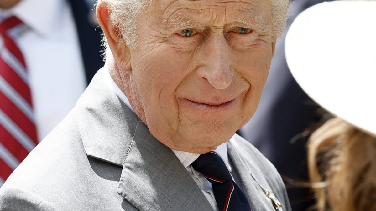 Funcionário da rádio foge após anúncio falso sobre morte do Rei Charles III