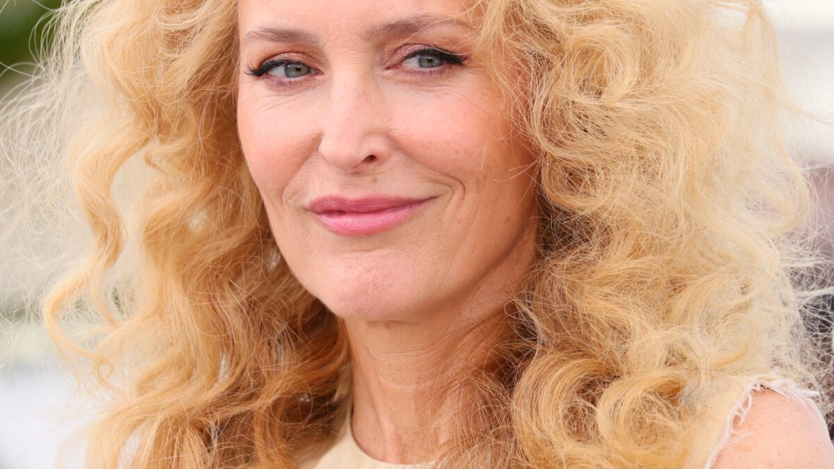 Gillian Anderson revela romance secreto com garota na adolescência e reflete sobre sexualidade