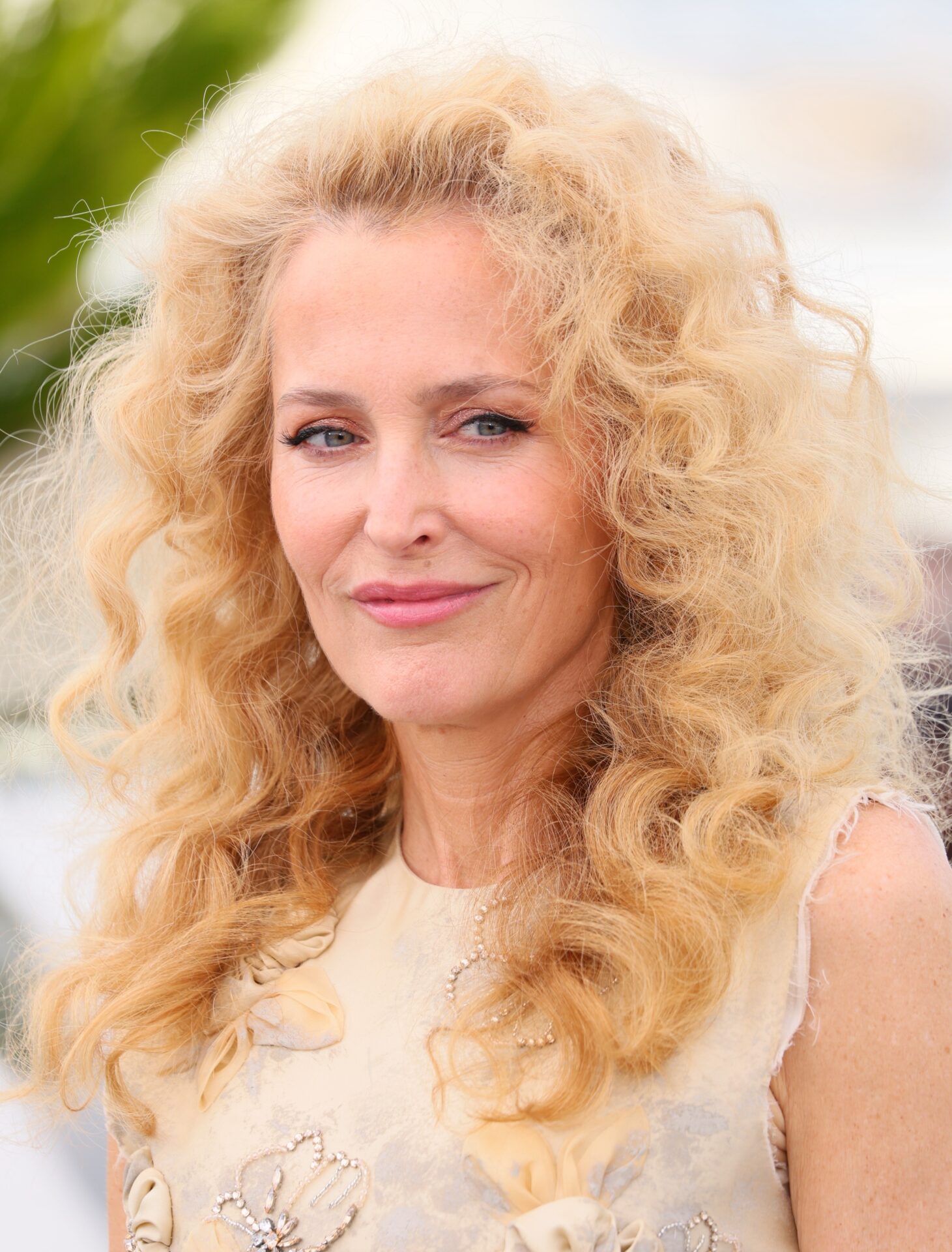 Gillian Anderson revela romance secreto com garota na adolescência e reflete sobre sexualidade