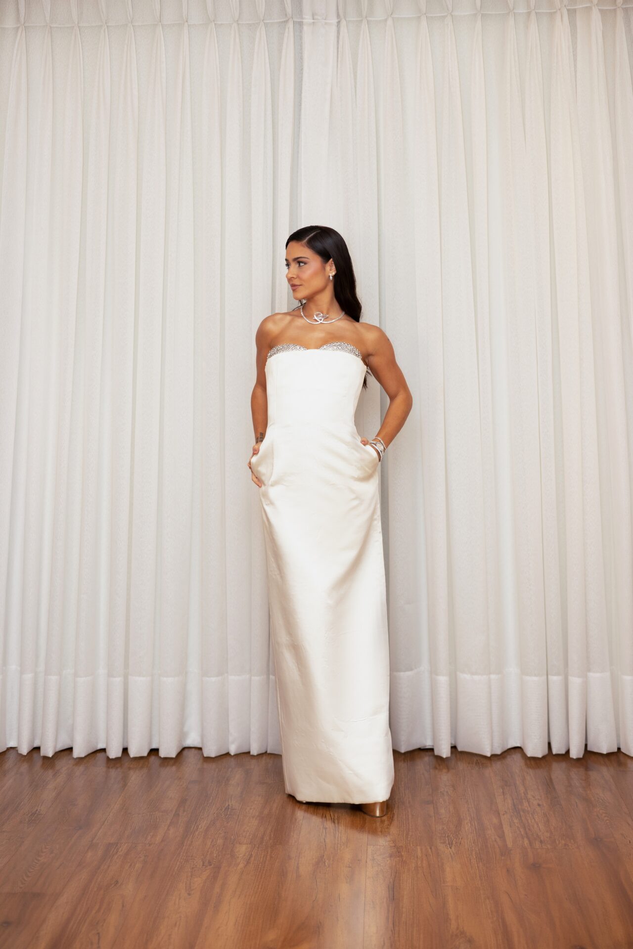 Giullia Buscaccio brilha em vestido de cristais no Vogue Celebra em Gramado