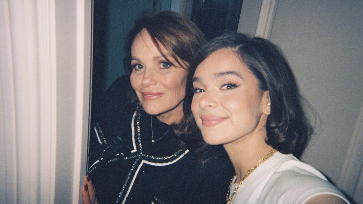 Hailee Steinfeld compartilha memórias olfativas e revela seu cheiro favorito