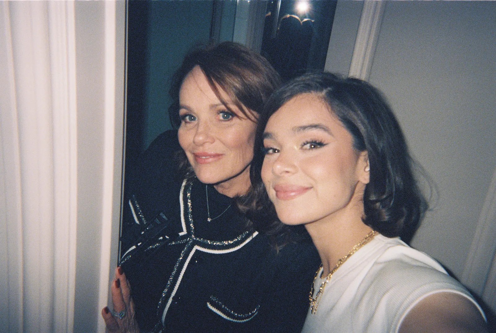 Hailee Steinfeld compartilha memórias olfativas e revela seu cheiro favorito