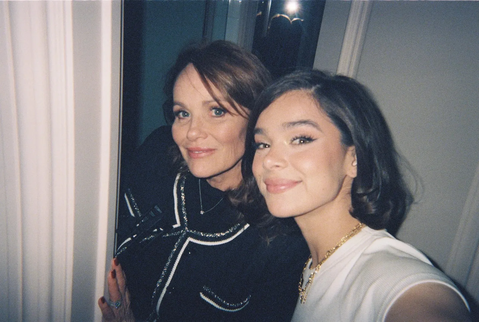 Hailee Steinfeld compartilha memórias olfativas e revela seu cheiro favorito