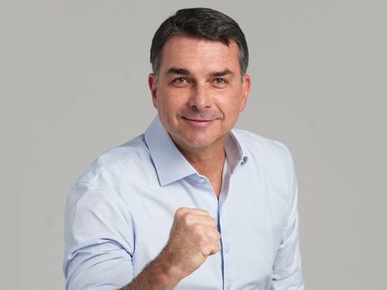 Homem é detido após ameaçar Flávio Bolsonaro com facada nas redes sociais