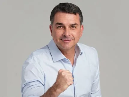 Homem é detido após ameaçar Flávio Bolsonaro com facada nas redes sociais